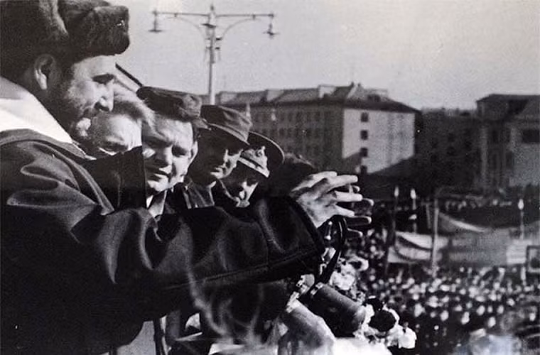 Rất đông người dân Murmansk tham gia buổi lễ đón chào nhà lãnh đạo Castro đến thăm Liên Xô.