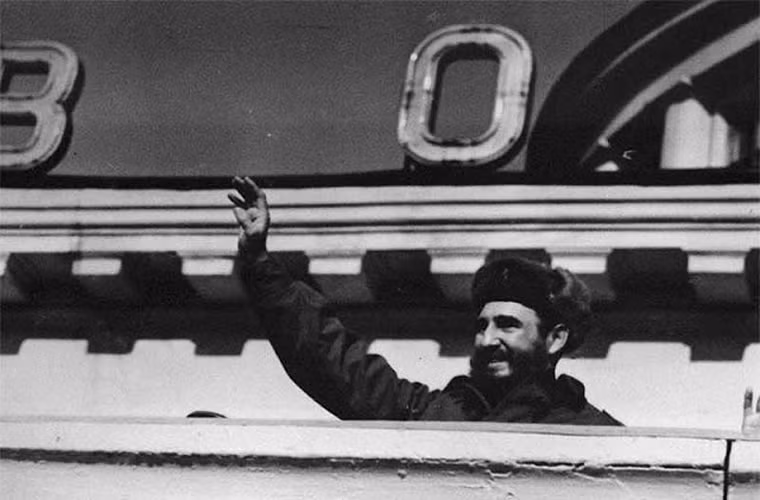 Vào ngày 27/4/1963, lãnh tụ Cuba Fidel Castro chính thức bắt đầu chuyến thăm Liên Xô đầu tiên kéo dài 40 ngày. Trong ảnh là ông Castro vẫy tay chào người dân Liên Xô khi đến thăm quốc gia này.