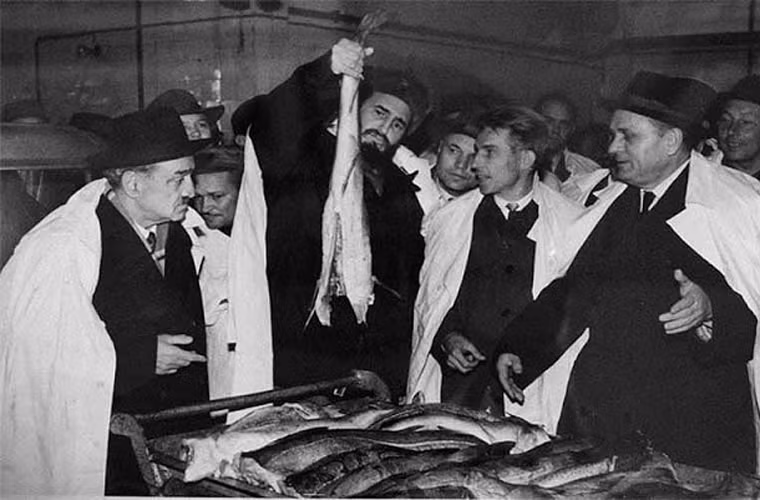 Ông Castro và các quan chức đến thăm nhà máy sản xuất cá.