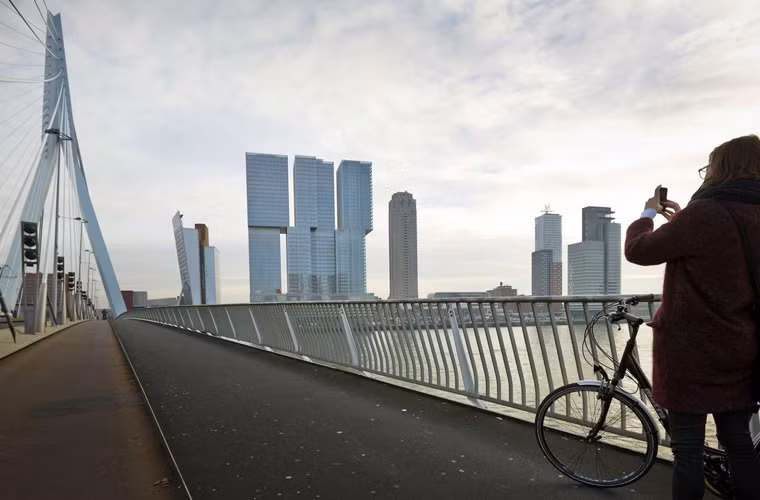 Đứng cuối cùng trong top 10 điểm đến tuyệt vời nhất thế giới năm 2014 là Rotterdam, Hà Lan. Thành phố này nổi bật với những kiến trúc hiện đại. Một trong những điểm đến nổi tiếng mà du khách không thể bỏ qua là nhà ga Rotterdam Centraal. Nơi đây được thiết kế xây dựng với nhiệm vụ quan trọng khi làm trung tâm giao thông vận tải không chỉ của thành phố mà còn là một phần của mạng lưới xe lửa châu Âu. Nơi đây có thể chứa 110.000 hành khách/ngày.