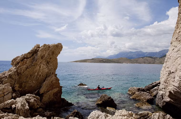 Bờ biển Albania là bãi biển tuyệt nhất ở châu Âu đứng thứ 4 trong danh sách mới công bố của The New York Times. Nó nằm giữa Hy Lạp và Montenegro, cách Italy 45 dặm về phía đông của biển Adriatic. Nơi đây nổi tiếng với di tích cổ như Butrint, những bức tường đá vôi cổ và khu nhà trọ nằm dọc bờ sông. Khi đến đây du lịch và nghỉ qua đêm, du khách sẽ phải chỉ bỏ ra dưới 50 USD/đêm.