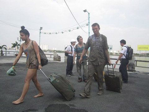 Tàu cháy, hành khách nhảy xuóng song, lám lem bùn dát-Hinh-5