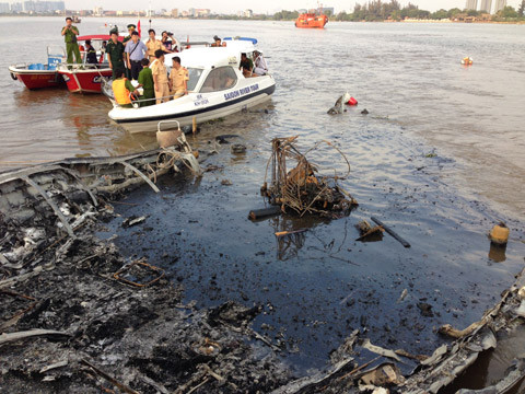 Tàu cháy, hành khách nhảy xuóng song, lám lem bùn dát