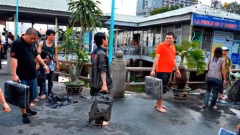 Tàu cháy, hành khách nhảy xuóng song, lám lem bùn dát-Hinh-2