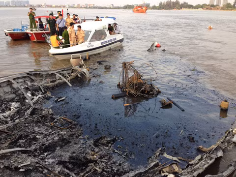 Tàu cháy, hành khách nhảy xuóng song, lám lem bùn dát