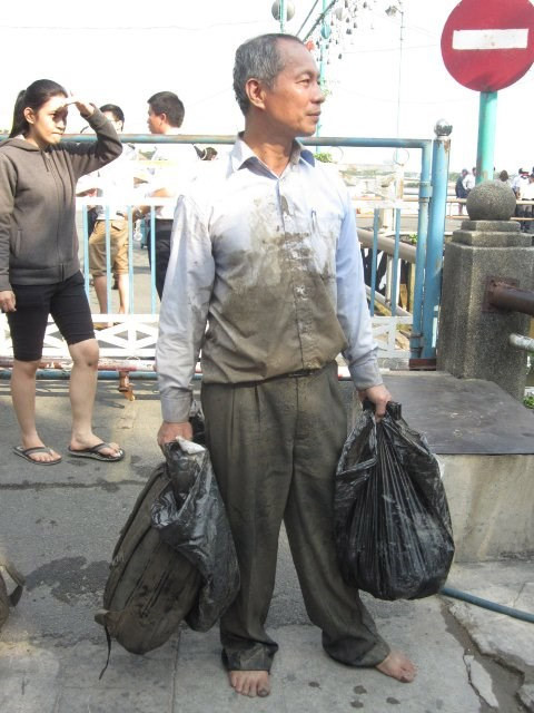 Tàu cháy, hành khách nhảy xuóng song, lám lem bùn dát-Hinh-6