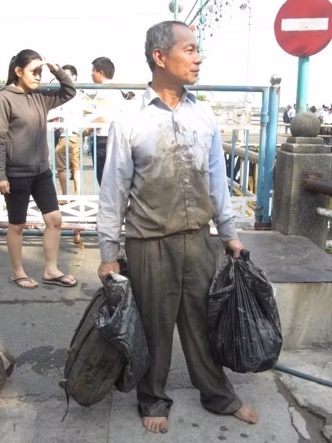 Tàu cháy, hành khách nhảy xuóng song, lám lem bùn dát-Hinh-6