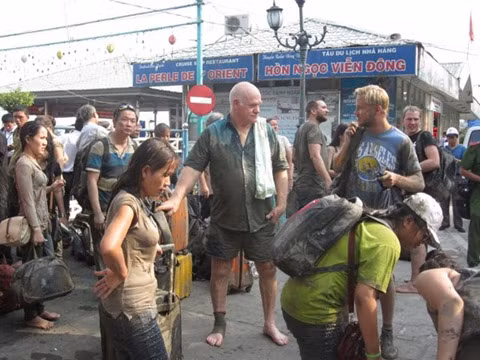 Tàu cháy, hành khách nhảy xuóng song, lám lem bùn dát-Hinh-4