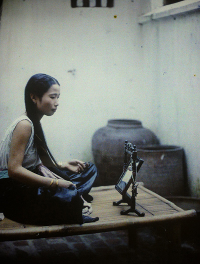 Thiếu nữ Hà thành đang soi gương.