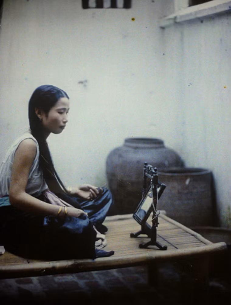 Thiếu nữ Hà thành đang soi gương.