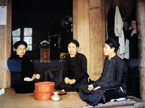 Ba người phụ nữ giàu có đang ngồi chơi bài.