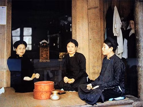 Ba người phụ nữ giàu có đang ngồi chơi bài.