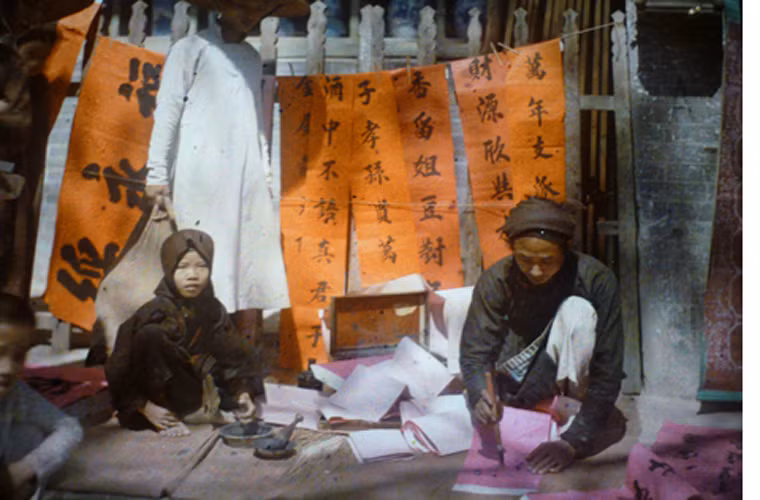 Hình ảnh ông đồ ngồi viết câu đối Tết.