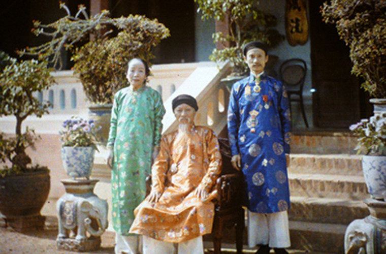 Đây là bức ảnh một gia đình quan chức ở Hà Nội đầu thế kỷ XX.