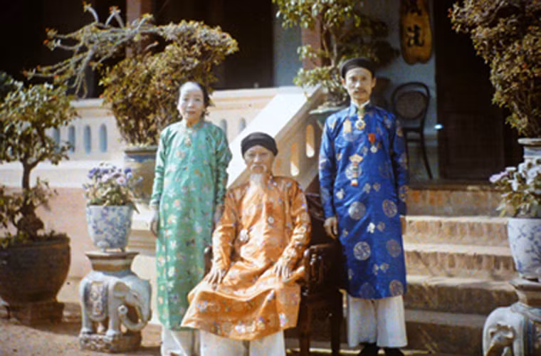 Đây là bức ảnh một gia đình quan chức ở Hà Nội đầu thế kỷ XX.