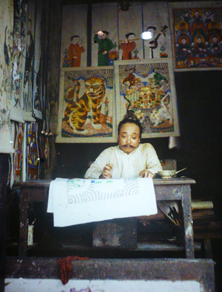 Nghệ nhân vẽ tranh Hàng Trống.