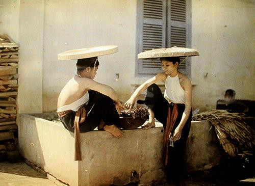 Hai cô gái trong trang phục truyền thống của phụ nữ Bắc Bộ thời bấy giờ.