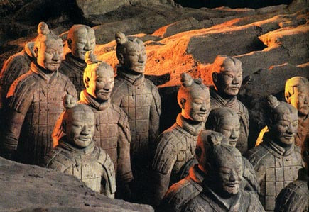 Chưa dừng lại ở đó, các nhà khoa học còn phát hiện ra một di vật đặc biệt đánh dấu cột mốc quan trọng trong lịch sử nghệ thuật Trung Quốc chính là 11 bức tượng diễn viên nhào lộn. Chúng được chạm khắc vô cùng chi tiết đến khó tin vào thời kỳ đó. Trên những bức tượng này, các chuyên gia nhìn thấy cả cơ bắp tay và khối cơ ở sau lưng.