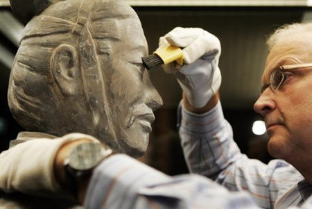 Đó cũng là nguồn cảm hứng để Tần Thủy Hoàng ra lệnh tạo nên 11 bức tượng khổng lồ khác. Những bức tượng đó cao khoảng 11,55m, chiều dài chân khoảng 1,38m.