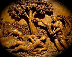 Họ hẹn gặp nhau tại một cánh đồng lân cận, gần một cây dâu tằm. Thisbe tới chỗ hẹn trước. Trong lúc ngồi đợi người yêu, cô nhìn thấy một con sư tử đang tới gần dòng suối gần đó để uống nước. Khi nhìn thấy hàm răng con mãnh thú đầy máu, Thisbe đã vô cùng sợ hãi và chạy tới trốn trong một hốc đá liền kề.