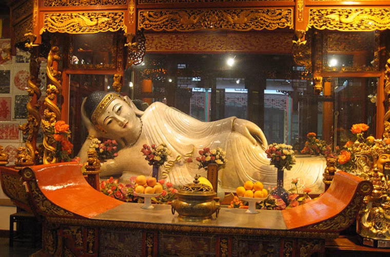 Chùa Phật Ngọc được xây dựng vào năm 1898 rộng 33 mẫu, gồm 72 gian theo phong cách kiến trúc thời nhà Tống là một trong những ngôi chùa nổi tiếng nhất Trung Quốc. Công trình này nằm ở thành phố Thượng Hải. Kiệt tác này gắn liền với câu chuyện Pháp sư Huệ Căn đời Thanh ở Phật Đà Sơn (Chiết Giang) vượt muôn ngàn khó khăn đã thỉnh được 5 bức tượng Phật bằng ngọc từ Myanmar về. Vì có duyên với mảnh đất Thượng Hải, tượng Phật ngọc đã không đưa trở về Phổ Đà Sơn mà ở lại vùng đất này.