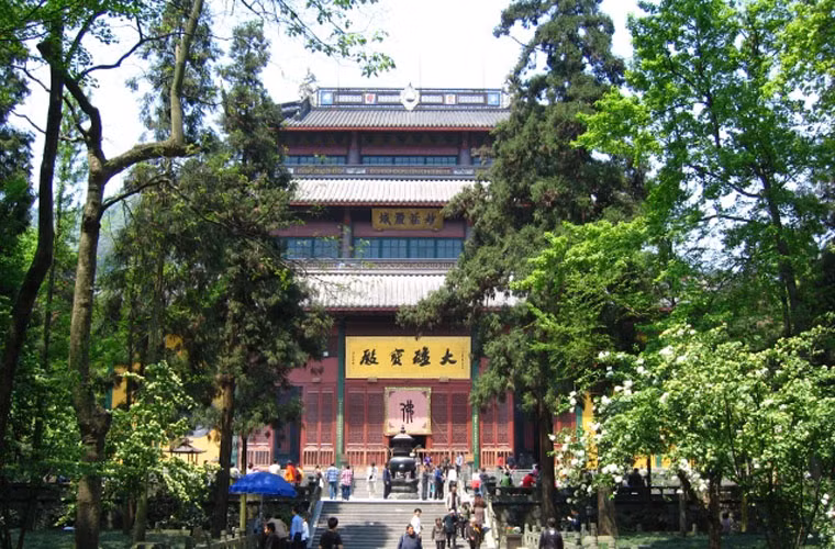 Chùa Linh Ẩn là một trong những ngôi chùa cổ xưa nhất của Trung Quốc. Công trình này nằm ở phía Tây Bắc của Tây Hồ tại Hàng Châu. Người Trung Quốc đã xây dựng ngôi chùa này vào năm 326. Cho đến nay, ngôi chùa có bề dày lịch sử khoảng 1.700 năm tuổi. Nằm trên khu vực rộng 130 mẫu, chùa Linh Ẩn là một chuỗi các công trình kiến trúc độc đáo bao gồm: Thiên Vương điện, Đại hùng Bảo điện, Dược Sư điện, Trực Chỉ đường (Pháp đường), Hoa Nghiêm điện, La Hán đường với 500 bức tượng La hán, Tế Công điện…