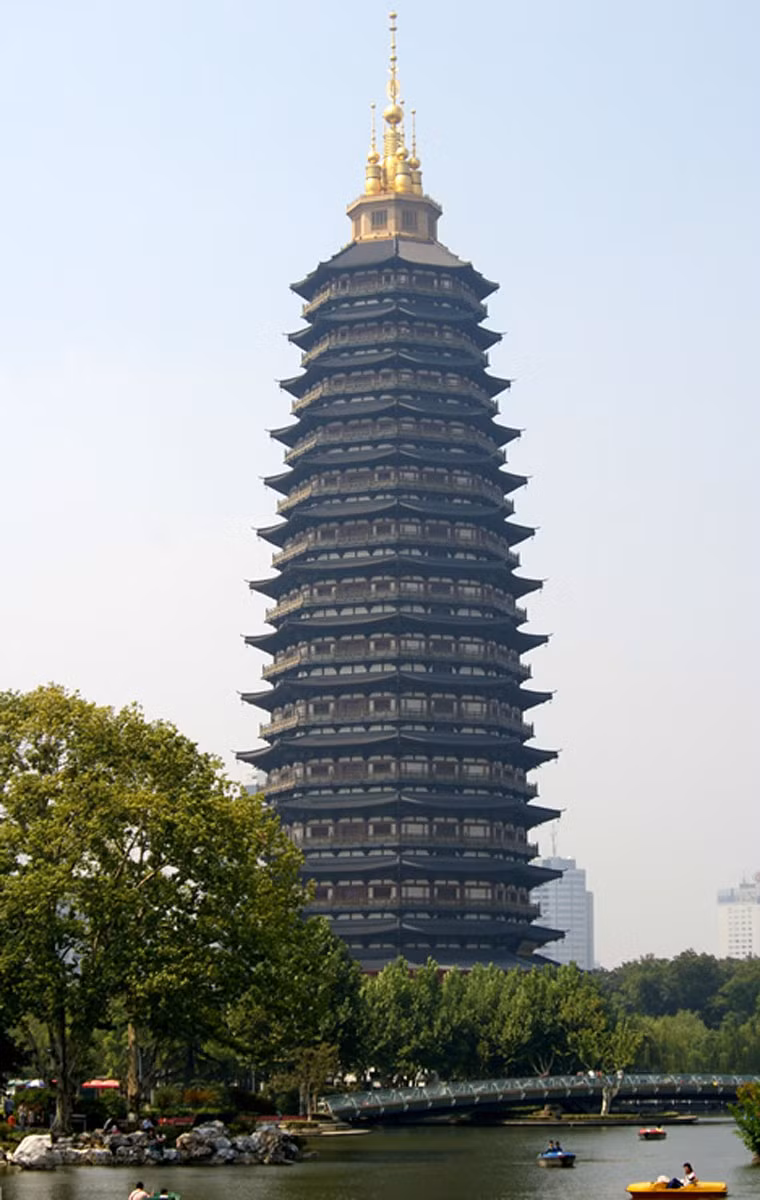 Chùa Tianning là ngôi chùa cao nhất thế giới (157,5m). Công trình cao hơn 7,2m so với kim tự tháp Khufu ở Ai Cập. Ngôi chùa này gồm 13 tầng và được làm từ gỗ lấy từ Myanmar. Bên cạnh đó, chùa Tianning còn được làm từ 75 tấn đồng, vàng. Một trong những điểm đặc biệt của chùa là chiếc chuông đồng nặng 30 tấn và tiếng vang của nó có thể lan tỏa tới khu vực hơn 5 km.