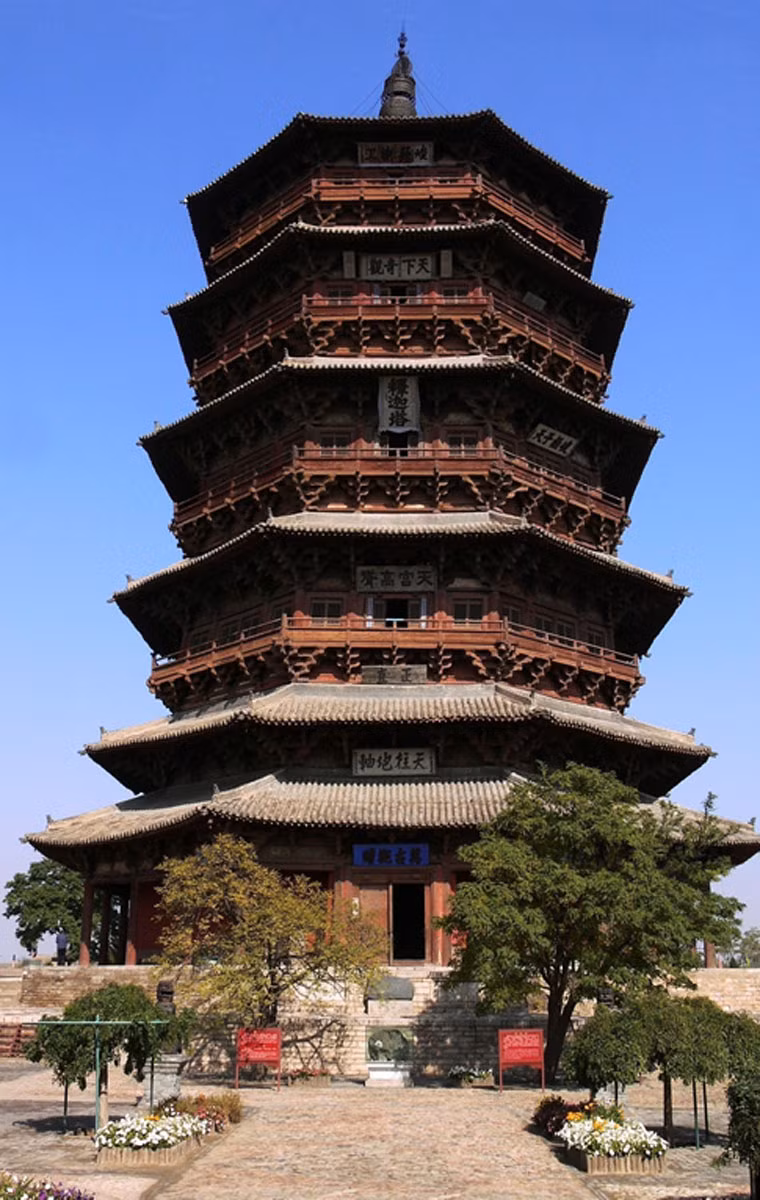 Chùa Sakayamuni là ngôi chùa cổ xưa nhất Trung Quốc được làm hoàn toàn từ gỗ. Công trình này được xây dựng dưới thời nhà Liêu. Trong suốt thời gian 900 năm tồn tại, chùa Sakayamuni cao 66,5 m đã trải qua nhiều lần xây dựng, trùng tu do bị những trận động đất cực mạnh tàn phá. Tên của ngôi chùa xuất phát từ bức tượng khổng lồ của Phật Sakayamuni. Bức tượng này được đặt bên trong tầng tháp đầu tiên.