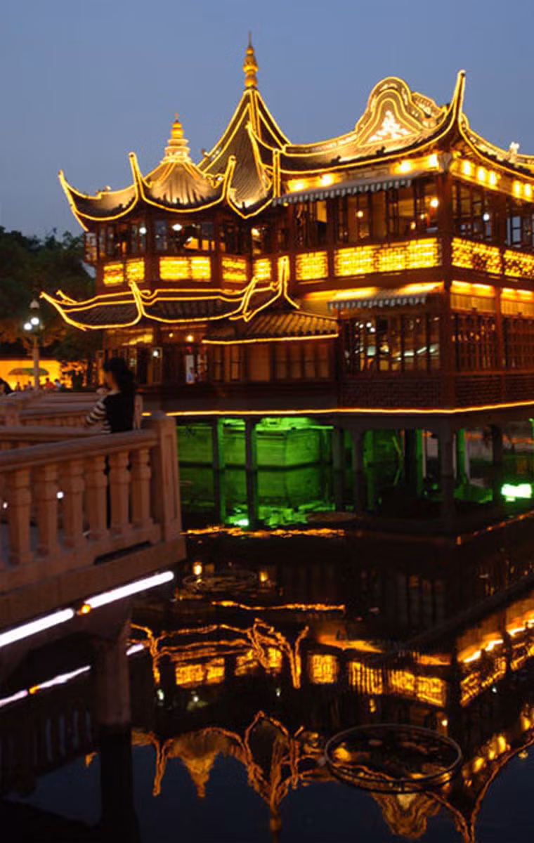 Miếu Hoàng Thành là địa điểm linh thiêng nhất ở thành phố Thượng Hải, Trung Quốc. Công trình này nằm ở quận Hoàng Phố, được xây dựng từ đầu thế kỷ XV. Nơi đây thu hút rất nhiều du khách thập phương tới thăm quan, lễ bái và hiện là một trong những di tích lịch sử hàng đầu của thành phố này.