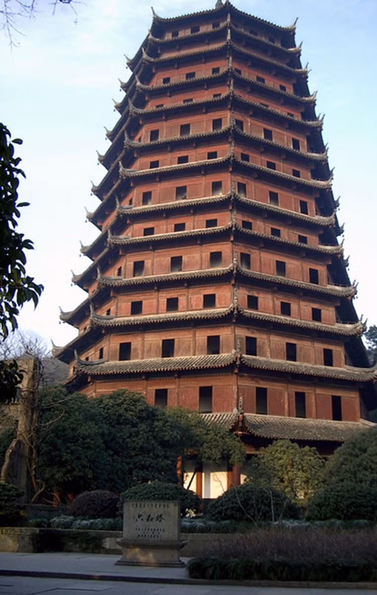 Chùa Liuhe nằm ở chân đồi Yuelun ở Hàng Châu, Trung Quốc. Công trình Phật giáo này được đặt tên theo 6 pháp lệnh Phật giáo. Nó được xây dựng trong suốt thời đại nhà Tống ở phương Bắc (từ năm 960 - 1127 sau công nguyên), nhằm ngăn chặn những dòng thủy triều lớn ở cửa sông Qiangtang. Ngôi chùa có hình bát giác được xây dựng hoàn toàn từ gạch và gỗ, có độ cao khoảng 60m. Tòa bảo tháp tại đây cao 7 tầng và mỗi tầng được trang trí với những bức tranh vẽ và chạm khắc vô cùng độc đáo.