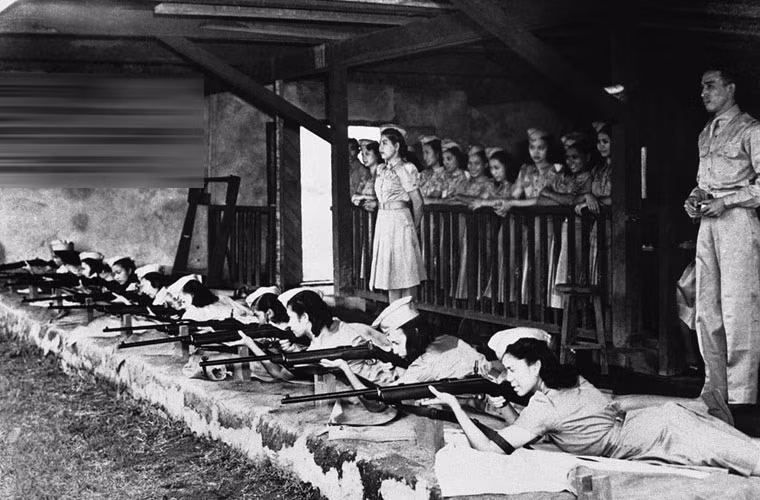 Bóng hồng Philippines luyện bắn súng. Tấm ảnh này được chụp vào ngày 8/11/1941.