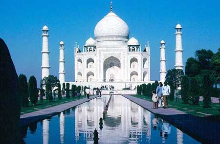 Sau gần 20 năm, 20.000 nhân công và 1.000 con voi đã hoàn thiện lăng Taj Mahal. Sau khi qua đời, hoàng đế Shah Jahan được chôn cất cạnh người vợ mà ông yêu nhất ở trong lăng Taj Mahal.