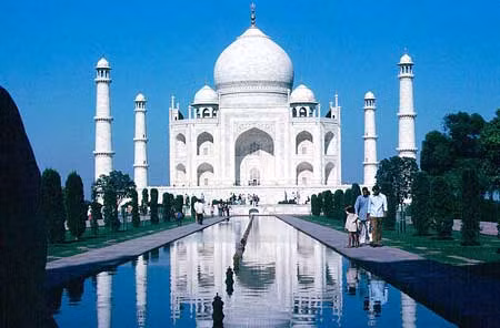 Sau gần 20 năm, 20.000 nhân công và 1.000 con voi đã hoàn thiện lăng Taj Mahal. Sau khi qua đời, hoàng đế Shah Jahan được chôn cất cạnh người vợ mà ông yêu nhất ở trong lăng Taj Mahal.