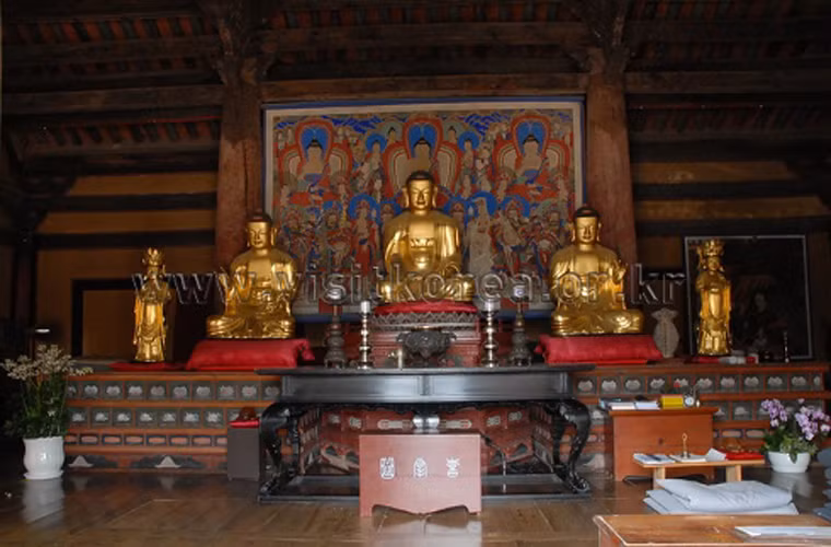 Chùa Sudeoksa ở tỉnh Chungcheongnam-do, là một trong những địa điểm linh thiêng được nhiều tín đồ Phật tử xứ kim chi lui tới nhất để cầu may mắn, bình an… trong những dịp lễ tết quan trọng. Sudeoksa là một trong những quốc bảo văn hóa của Hàn Quốc, với bề dày truyền thống lịch sử. Vào mỗi dịp Tết Âm lịch, Phật tử, khách thập phương đổ về đây rất đông để cầu phúc và treo lồng đèn hoa sen bởi nó tượng trưng cho ánh sáng, trí tuệ và sự từ bi.