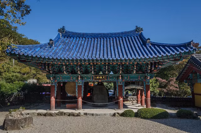 Chùa Oeosa được xây dựng dưới thời Hoàng Đế thứ 26 của triều đại Silla Jinpyeong (579 – 632). Từ lâu, nơi đây đã trở thành chốn hành hương linh thiêng của các tín đồ Phật tử Hàn Quốc cũng như thế giới.