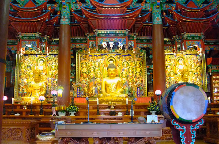 Chùa Samkwang nằm ở thành phố Busan trải dài trên khu vực rộng lớn có sức chứa lên đến 10.000 người. Nơi đây được chọn làm địa điểm tổ chức ngày Đức Phật đản sinh hằng năm. Với phong cách kiến trúc độc đáo, chùa Samkwang trở thành một trong những ngôi chùa Phật giáo đẹp nhất ở Hàn Quốc cũng như có quy mô lớn nhất thế giới. Ngôi chùa này được xây dựng vào năm 1982 và trở thành địa điểm tâm linh thu hút hàng ngàn tín đồ Phật tử về đây đọc kinh, cầu nguyện…