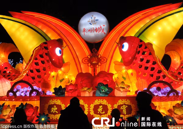 Cũng trong dịp năm mới, người dân Trung Quốc đều treo câu đối đỏ, đèn lồng đỏ để mong muốn có một cái tết may mắn, hạnh phúc. Một trong những phong tục truyền thống từng phổ biến ở quốc gia này là đốt pháo mỗi dịp tết đến, xuân về để xua đuổi ma quỷ và những điều xui xẻo ra khỏi cuộc sống của bản thân và gia đình.