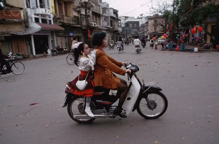 Mẹ và con gái đi chơi Tết. Ảnh chụp ngày 12/2/1994.