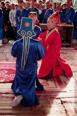 Các bô lão làng Lim trong trang phục tế lễ thực hiện nghi lễ trong dịp Tết.