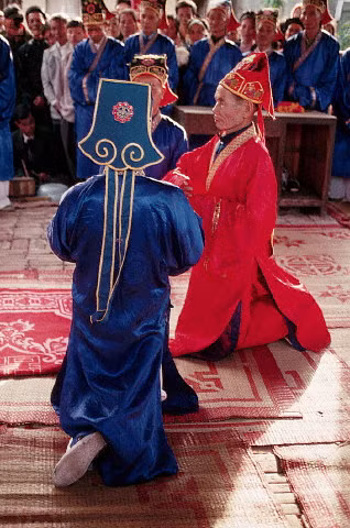 Các bô lão làng Lim trong trang phục tế lễ thực hiện nghi lễ trong dịp Tết.