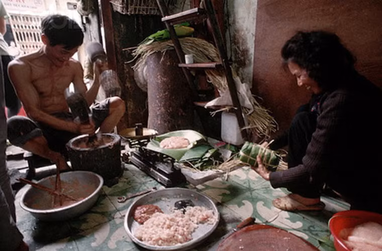 Vào dịp Tết, giò là một món ăn truyền thống không thể thiếu của người Việt. Trong ảnh là cảnh một gia đình bận rộn làm giò dịp Tết.