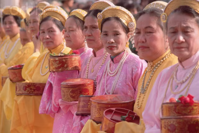 Những bà lão Hà Nội mặc trang phục truyền thống trong một lễ hội ngày Tết.