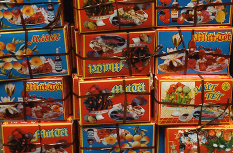 Những hộp mứt Tết hồi những năm 1990 được đóng trong những hộp giấy trang trí đơn giản. Tấm ảnh này được chụp vào ngày 1/2/1994.