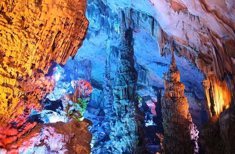 Hang động Reed Flute nằm ở tỉnh Quế Lâm, Trung Quốc được hình thành từ 180 triệu năm trước. Hang động đá vôi này bị nước xói mòn theo thời gian và ngày nay, nơi này sử dụng thêm đèn neon rực rỡ khiến kỳ quan này càng trở nên ngoạn mục.
