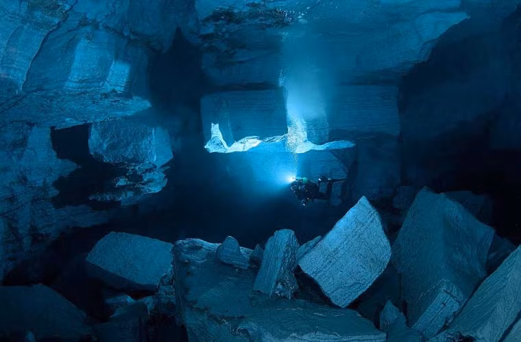 Động Orda nằm sâu bên trong dãy núi Ural, Nga. Nơi đây được cho là hang động tinh thể thạch cao ngầm dài nhất thế giới. Nhiệt độ nước ở đây có thể xuống dưới -27 độ C.