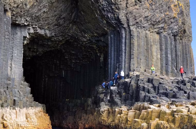 Hang Fingal nằm ở đảo Staffa, Scotland. Nó là một phần của Khu bảo tồn Thiên nhiên Quốc gia. Kiệt tác thiên nhiên này được hình thành từ những cột khoáng chất bazan 6 cạnh trông khá giống những khối LEGO khổng lồ.