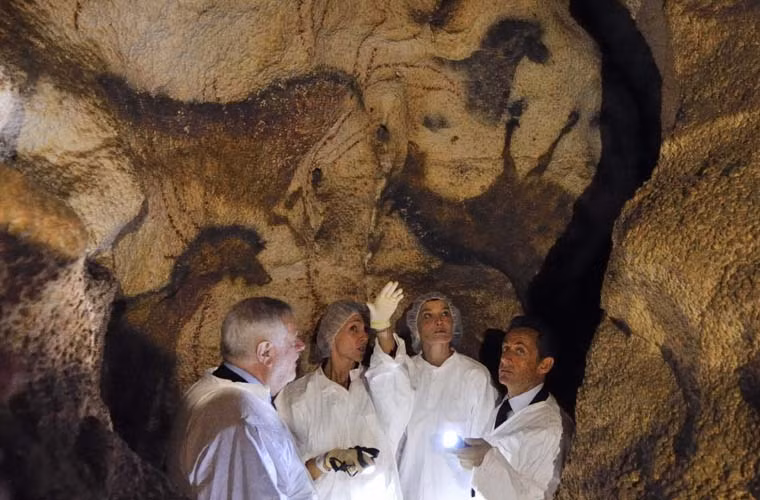 Hang động Lascaux ở Pháp nổi tiếng với những bức họa bí ẩn có niên đại hơn 17.000 năm tuổi. Năm 1979, tổ chức UNESCO đã công nhận hang động Lascaux là di sản thế giới.