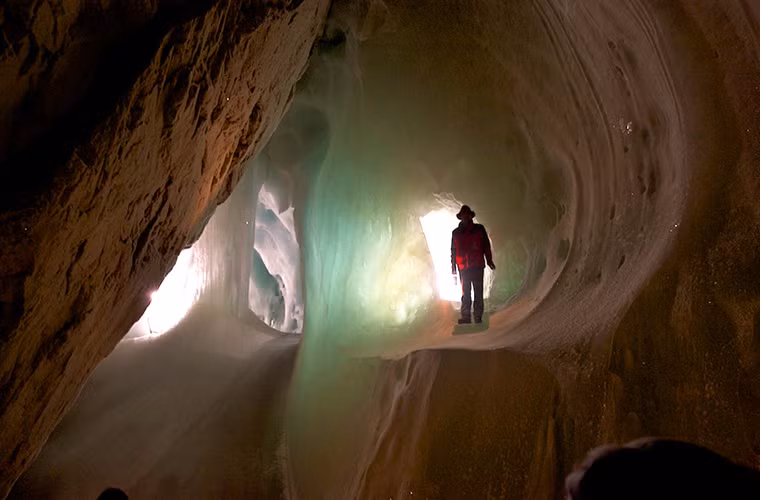 Động Eisriesenwelt nằm ở thị trấn Werfen của Australia là một trong 12 hang động lớn nhất thế giới. Nơi đây còn được người dân địa phương gọi là hang địa ngục. Đây cũng là một trong những động băng lớn nhất thế giới. Vào mùa xuân, nước trong hang động tan chảy thông qua những vách đá tạo nên những hình khối đẹp như tranh vẽ.