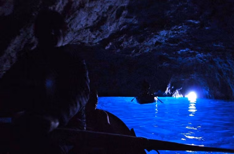 Động Blue Grotto còn được gọi là Grotto Azzurra nằm ở Italy. Đây là một trong số 12 hang động kỳ vĩ nhất thế giới theo bình chọn của trang này. Blue Grotto cũng là một trong những điểm hấp dẫn nhất ở đảo Capri. Sự kết hợp tuyệt vời giữa ánh sáng, nước biển đã tạo nên cảnh quan vô cùng đặc sắc mỗi khi du khách đặt chân đến nơi đây.