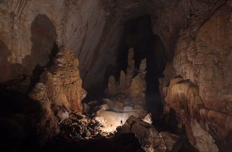 Theo Business Insider, hang Sơn Đoòng được đánh giá là hang động lớn nhất thế giới. Kỳ quan này nằm ở tỉnh Quảng Bình, được hình thành trong khoảng thời gian từ 2 - 5 triệu năm trước.